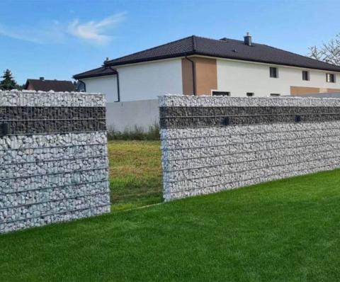 moderní plot z gabionu v sivé farbe