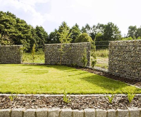 gabionový plot v minimalistické zahradě obklopený přírodou
